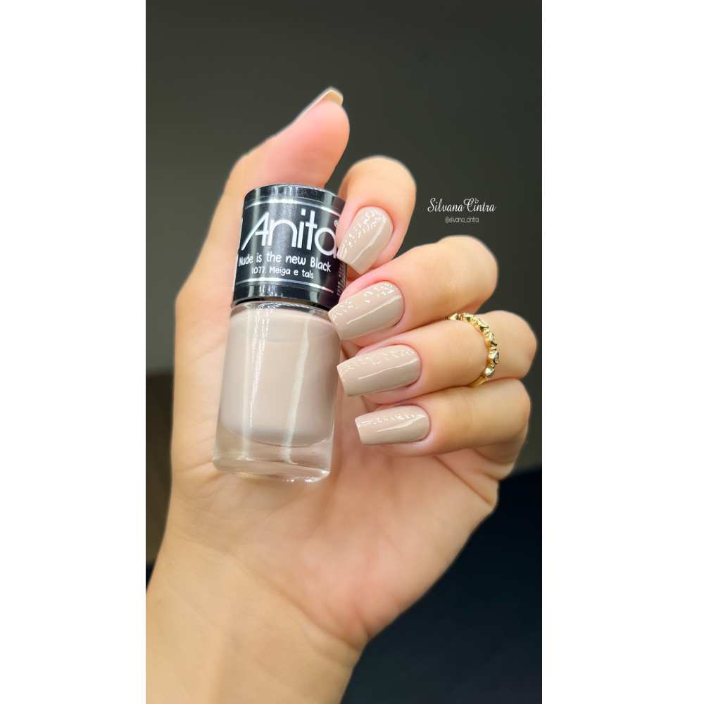 Mão com unhas pintadas pelo esmalte Anita Nude Is The New Black Meiga e Tals, acabamento cremoso e uniforme