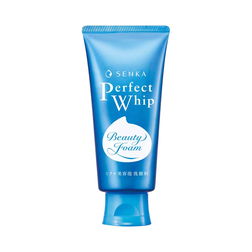 Tubo plástico azul metálico da espuma de limpeza facial Senka Perfect Whip 120g com rótulo branco e texto Senka Perfect Whip