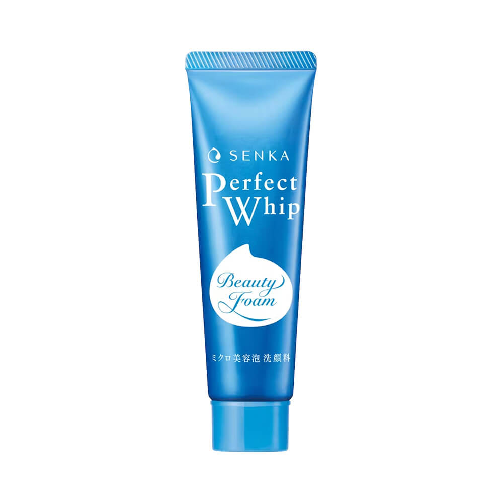 Tubo azul da Espuma de Limpeza Senka Perfect Whip 50g sobre fundo branco