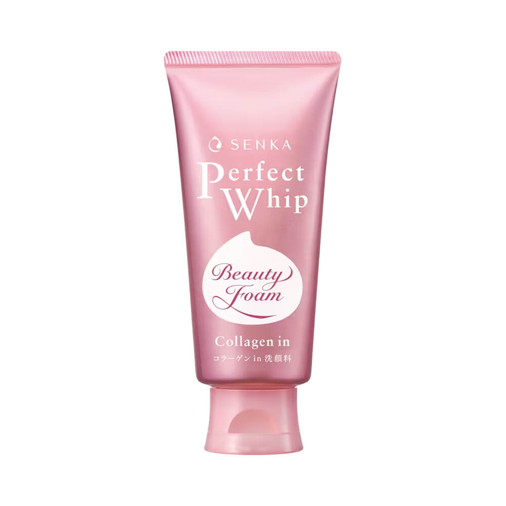 Tubo rosa metálico do Senka Perfect Whip Collagen In 120g com tampa flip, embalagem em pé sobre fundo branco