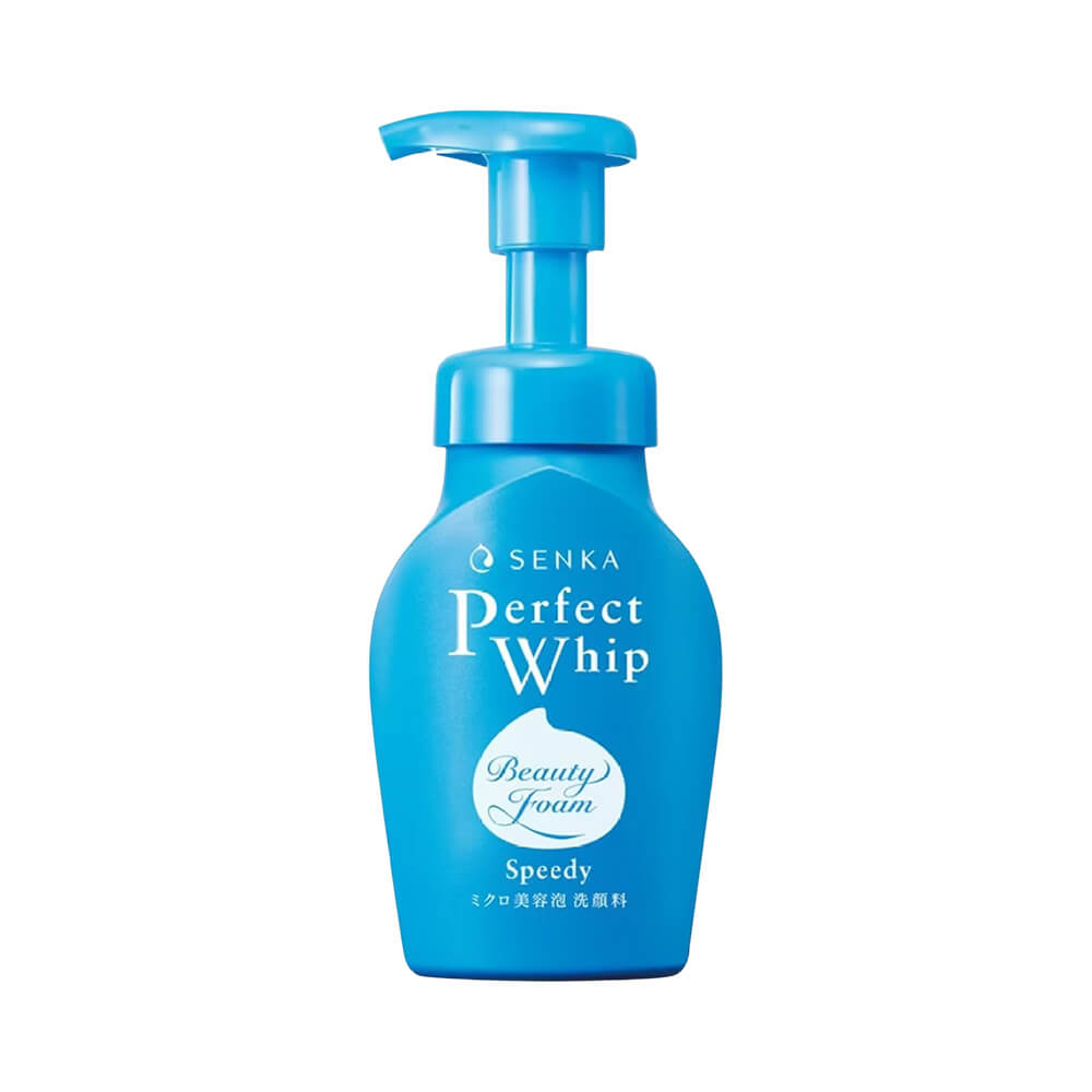Frasco pump azul vibrante de espuma de limpeza facial Senka Perfect Whip Speedy 150ml, visto de frente sobre fundo branco