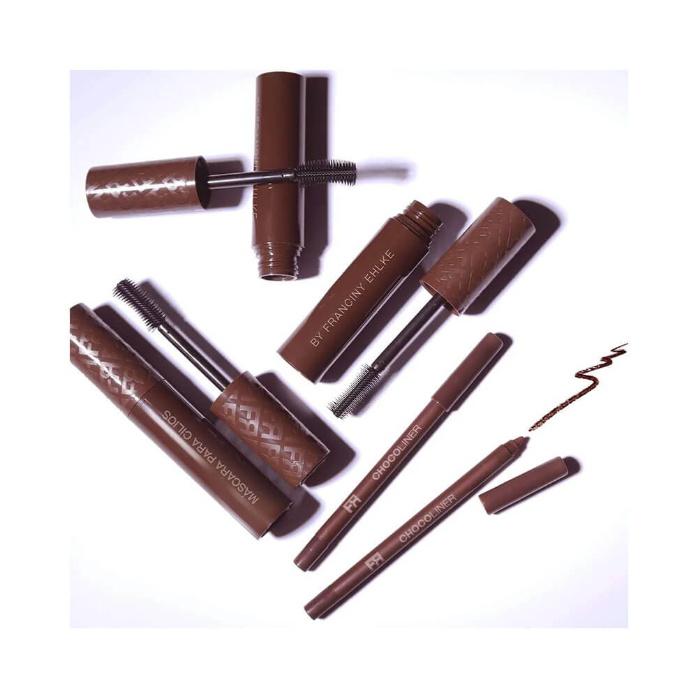 Máscara ChocoMask e lápis ChocoLiner em composição flatlay com textura do produto em destaque