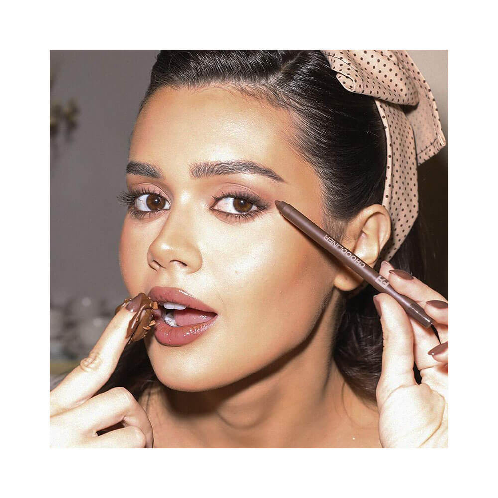 Modelo usando lápis multifuncional e máscara de cílios Chocoeyes da Franciny Ehlke