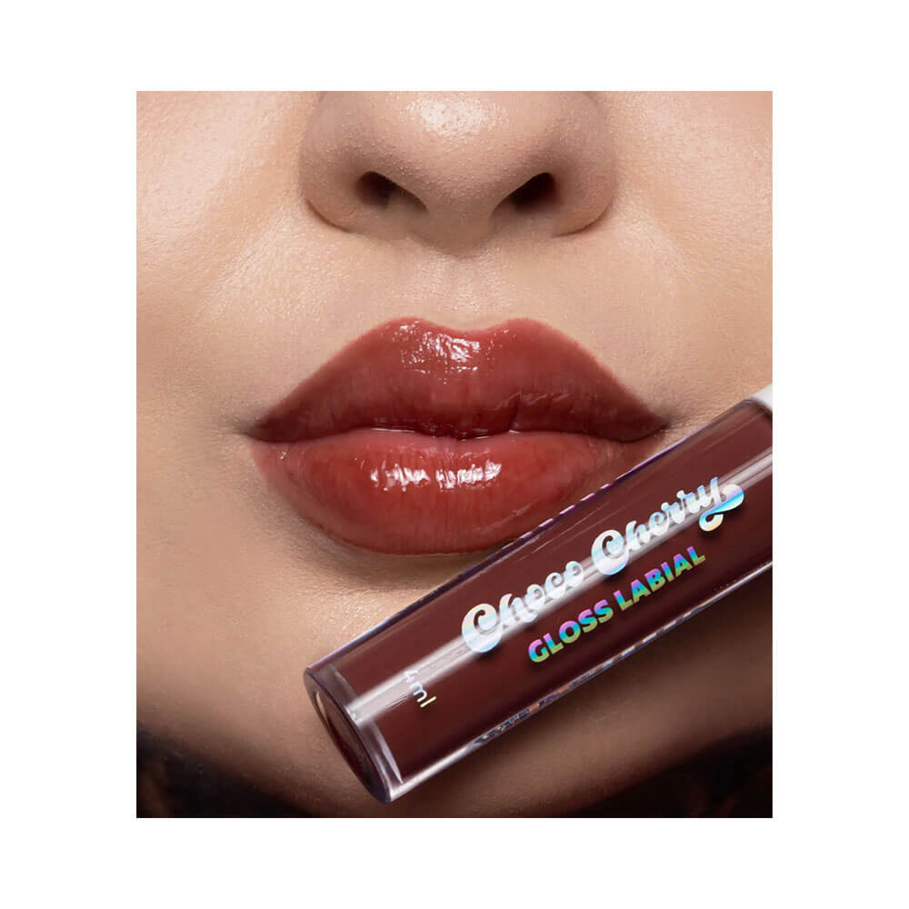 Close de lábios com gloss Dailus Choco Cherry aplicado, mostrando brilho e cor marrom-avermelhada