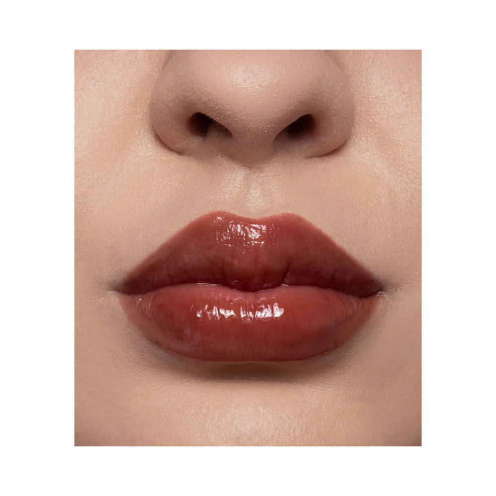 Macro dos lábios com gloss Dailus Choco Cherry aplicado, evidenciando brilho e textura hidratante