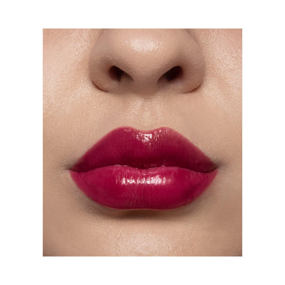 Close macro dos lábios com gloss Choco Cherry mostrando brilho intenso