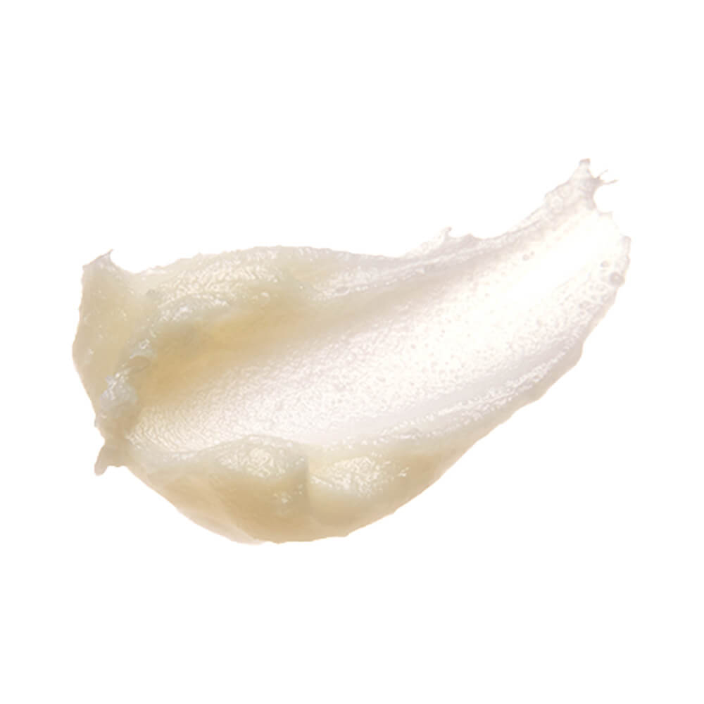 Textura cremosa e translúcida do balm de limpeza Banila Co Clean It Zero Nourishing espalhada sobre fundo branco