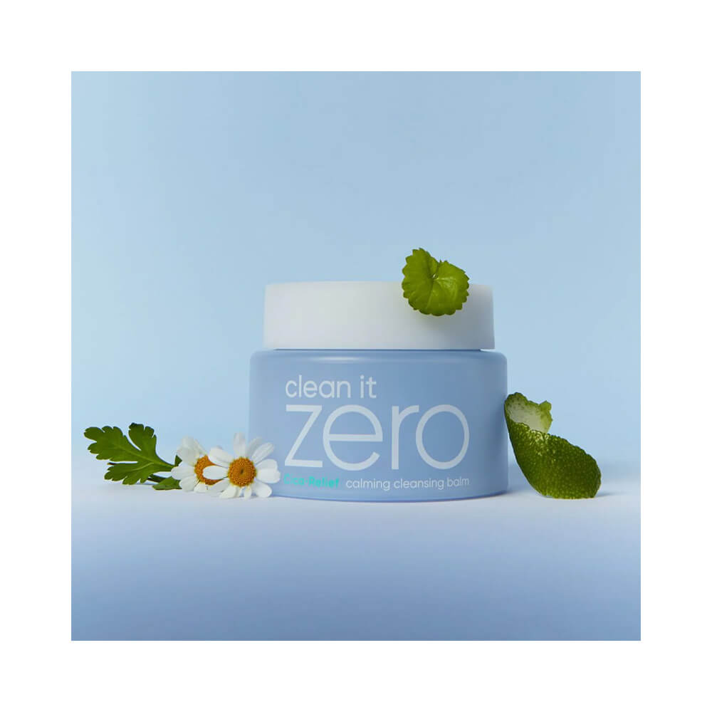 Produto Banila Co Clean It Zero Calming com elementos naturais ao redor, destacando ingredientes calmantes