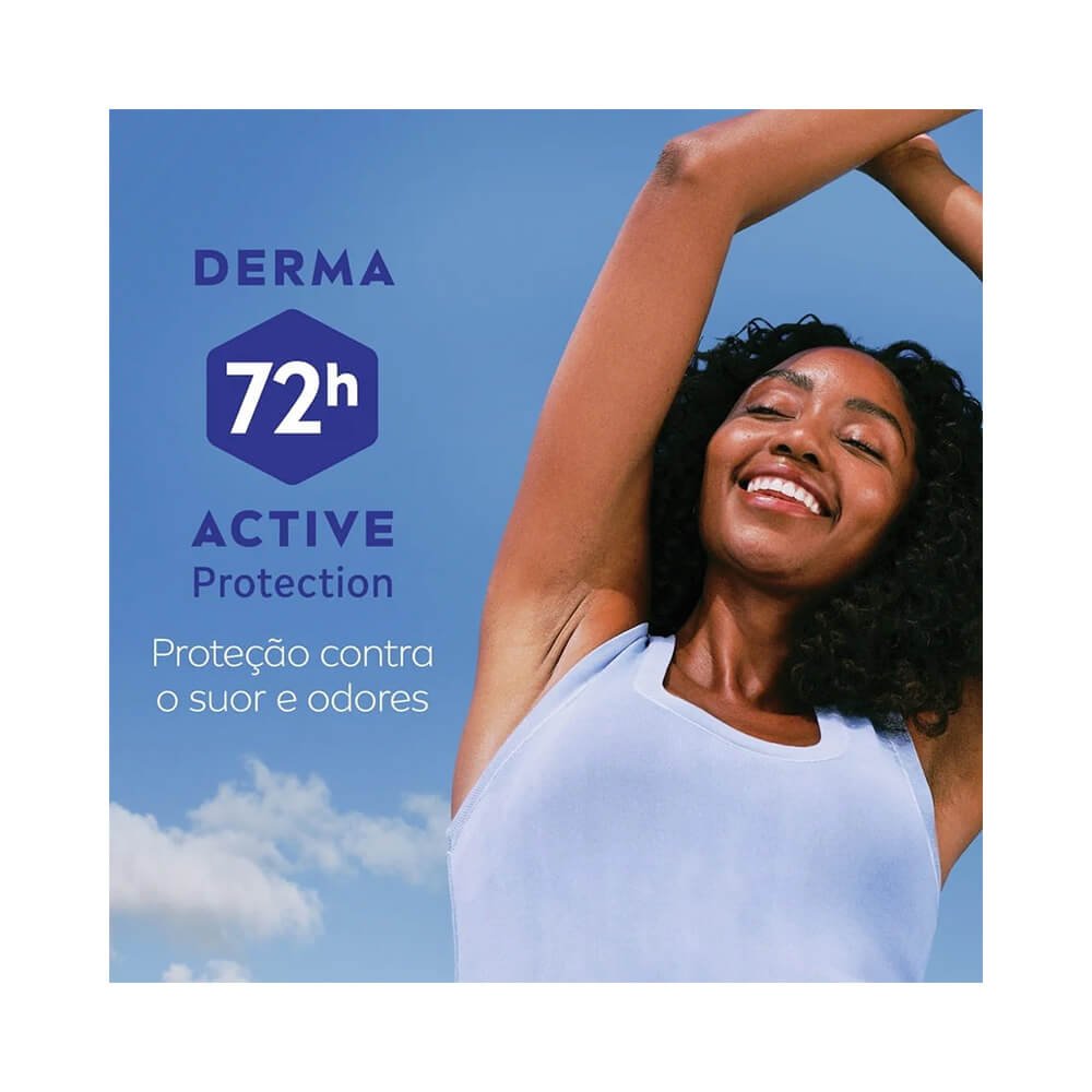 Mulher sorridente com braços levantados mostrando axilas protegidas e cuidadas