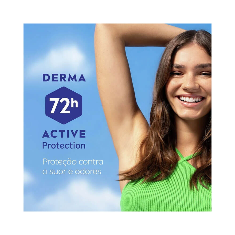 Mulher sorridente com braços erguidos usando o desodorante roll-on Nivea Derma Control Defende, fundo azul
