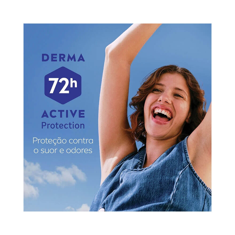 Mulher sorridente com braços erguidos mostrando axilas cuidadas