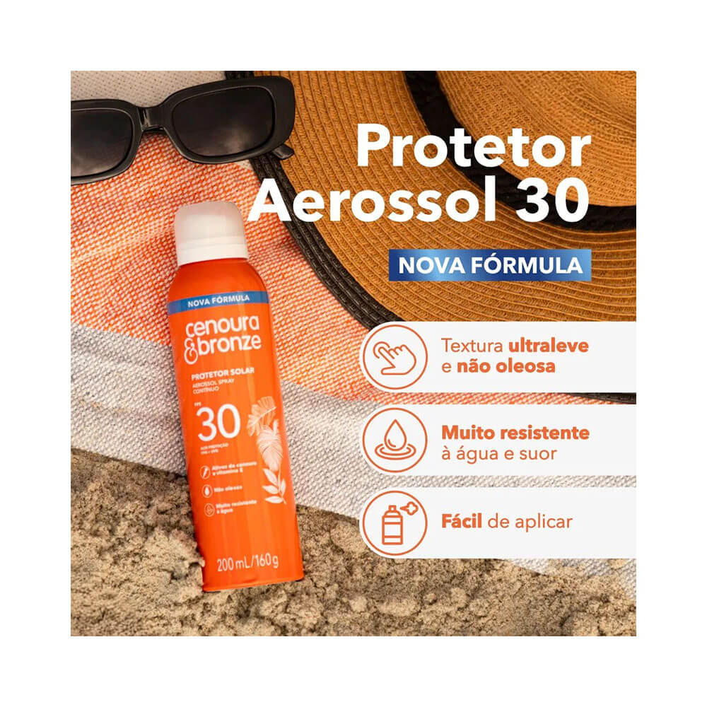 Mulher aplicando protetor solar aerosol Cenoura & Bronze na praia