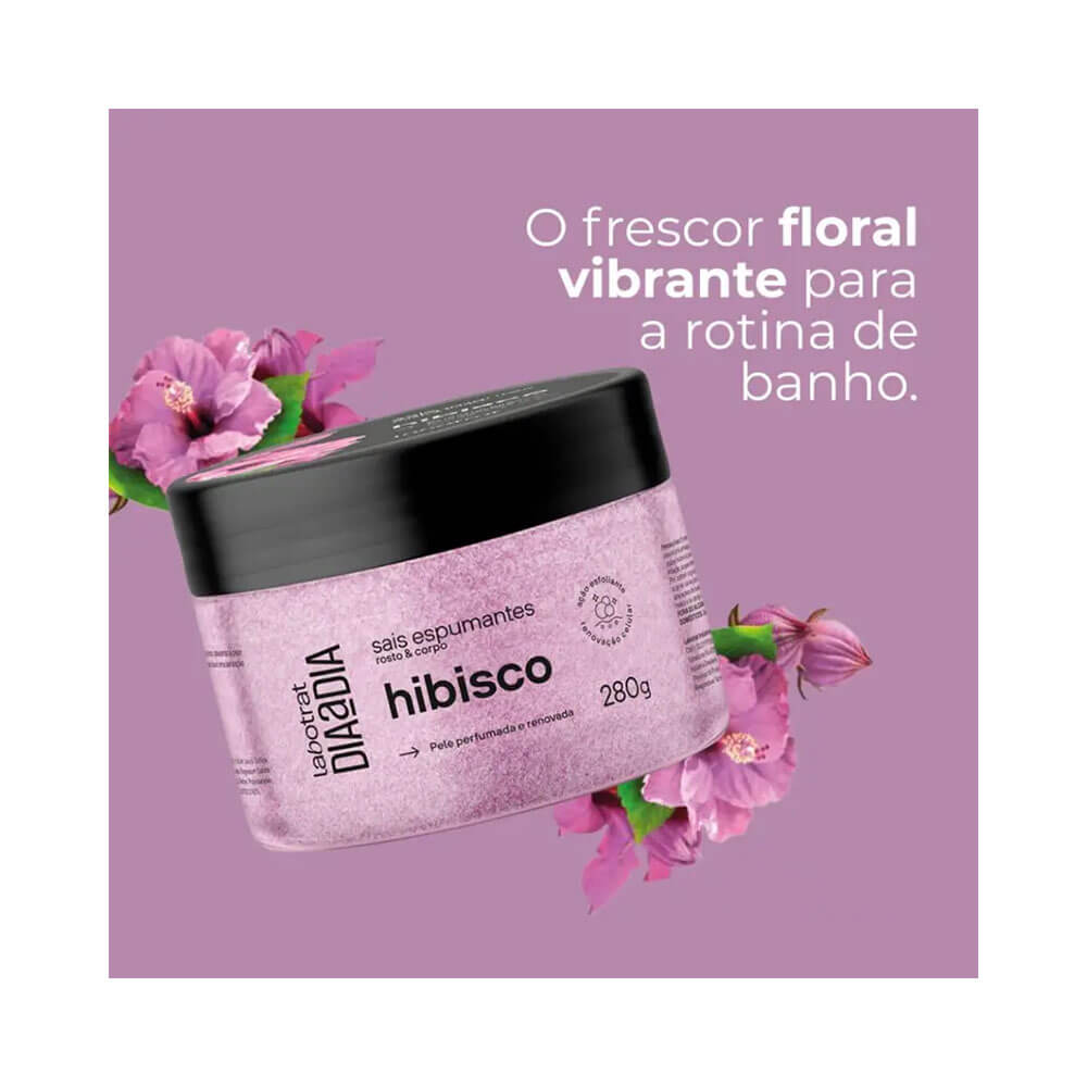 Produto Sais de Banho Labotrat Dia a Dia Hibisco 280g com fundo lilás e flores de hibisco