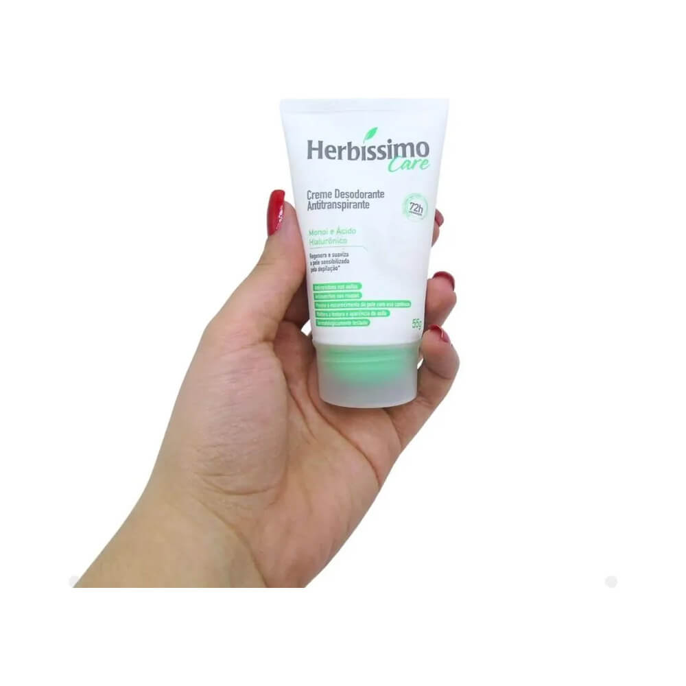 Desodorante Creme Herbíssimo Care Monoi e Ácido Hialurônico sendo aplicado