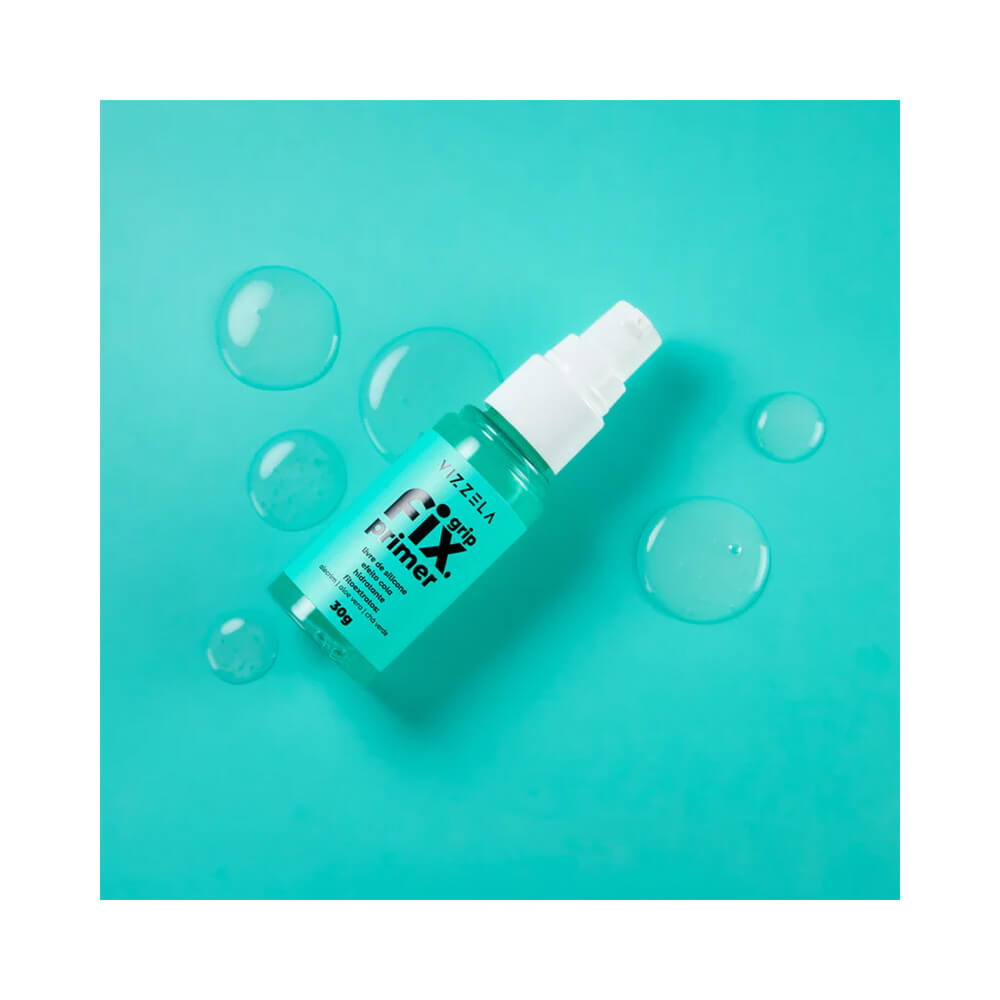 Primer Vizzela Grip Fix 30g sobre fundo verde água com gotas de hidratação