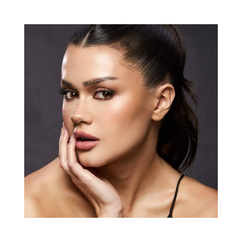 Mulher com pele uniforme e iluminada após usar primer Franshine