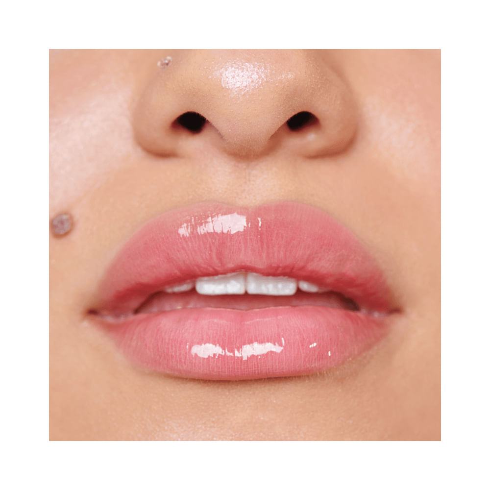 Close dos lábios com brilho natural do Lip Juice Mari Maria Coco