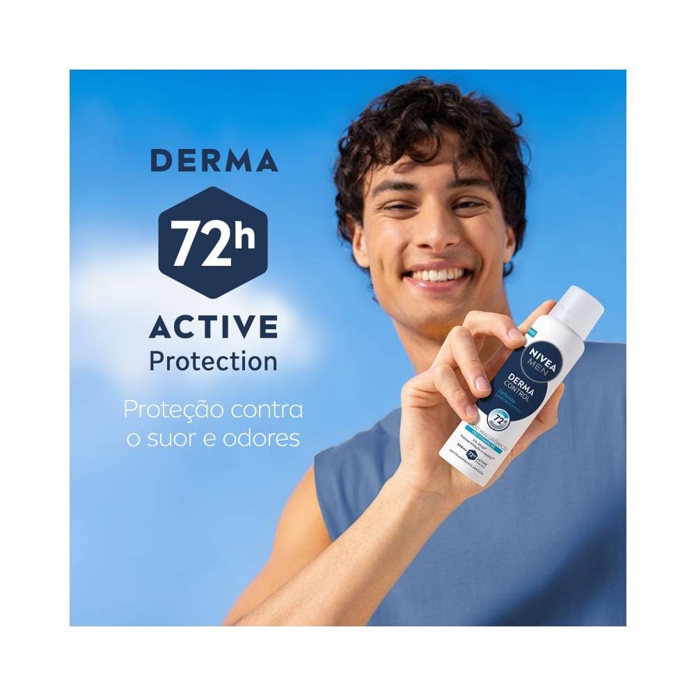 Homem segurando o desodorante aerosol Nivea Men Derma Control Defende 150ml