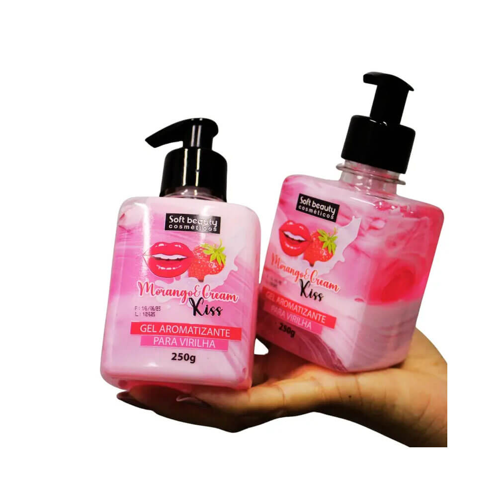 Duas embalagens do gel creme Soft Beauty Morango & Cream 250g seguradas por uma mão