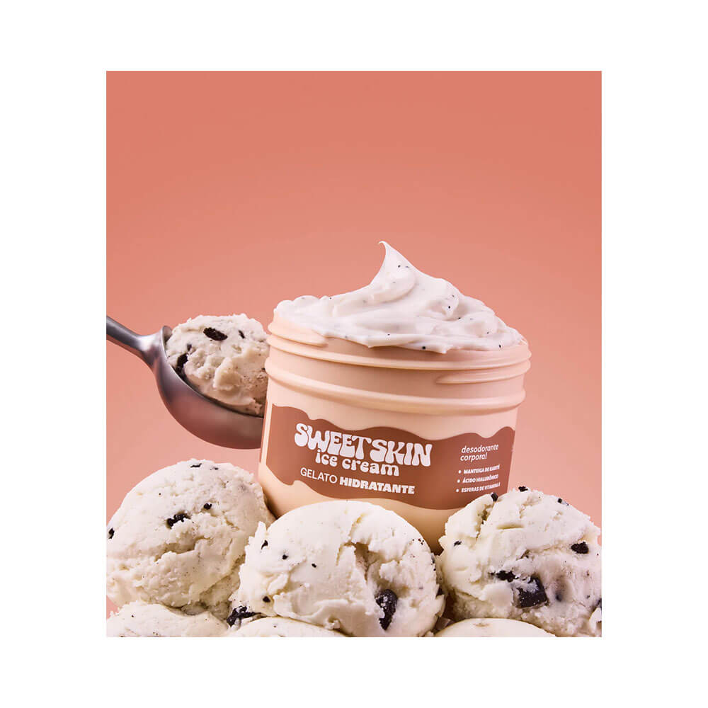 Pote aberto do Gelato Hidratante Dailus com creme branco e pedaços pretos, remetendo a sorvete cookies & cream