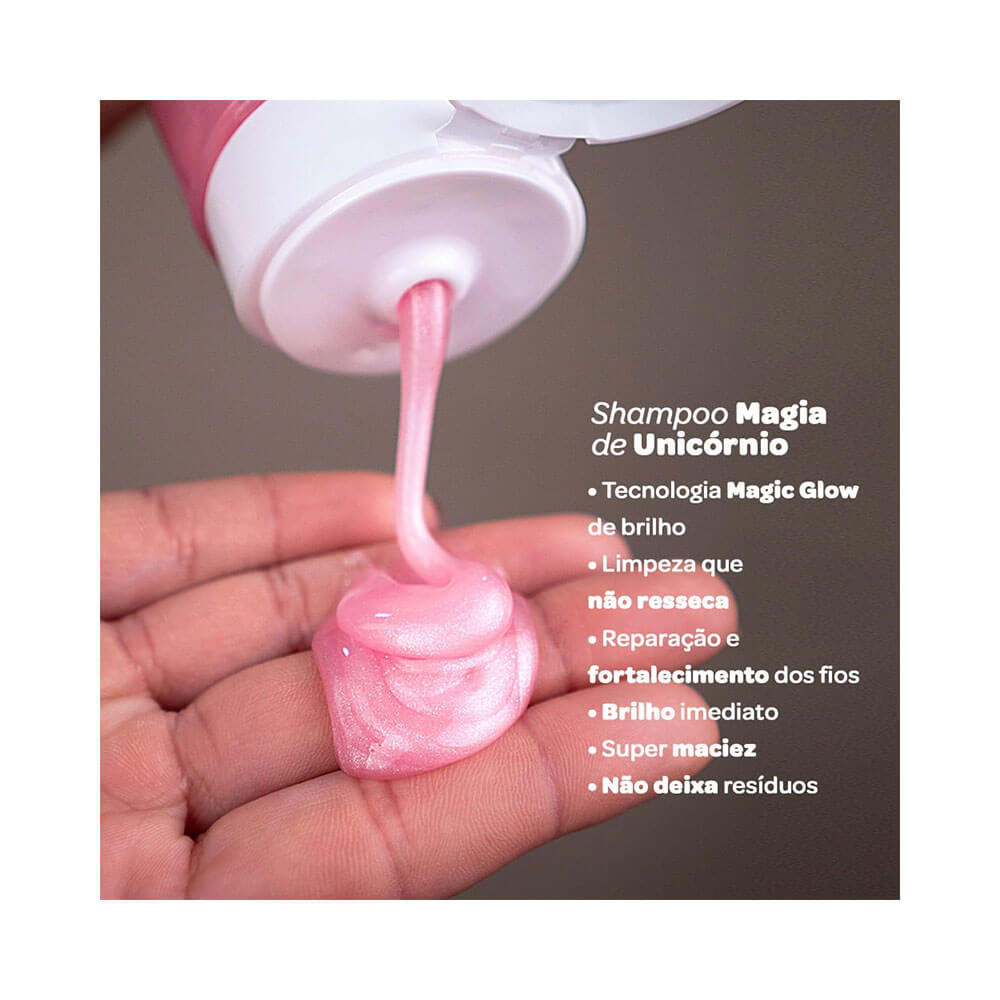 Textura cremosa rosa do shampoo sendo aplicada na mão