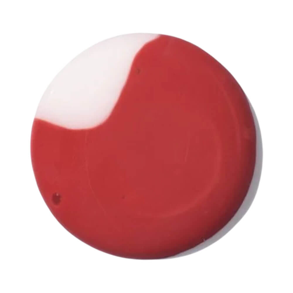 Amostra da cor vibrante do Gloss Ruby Rose Party Me Bye Bye em fundo branco