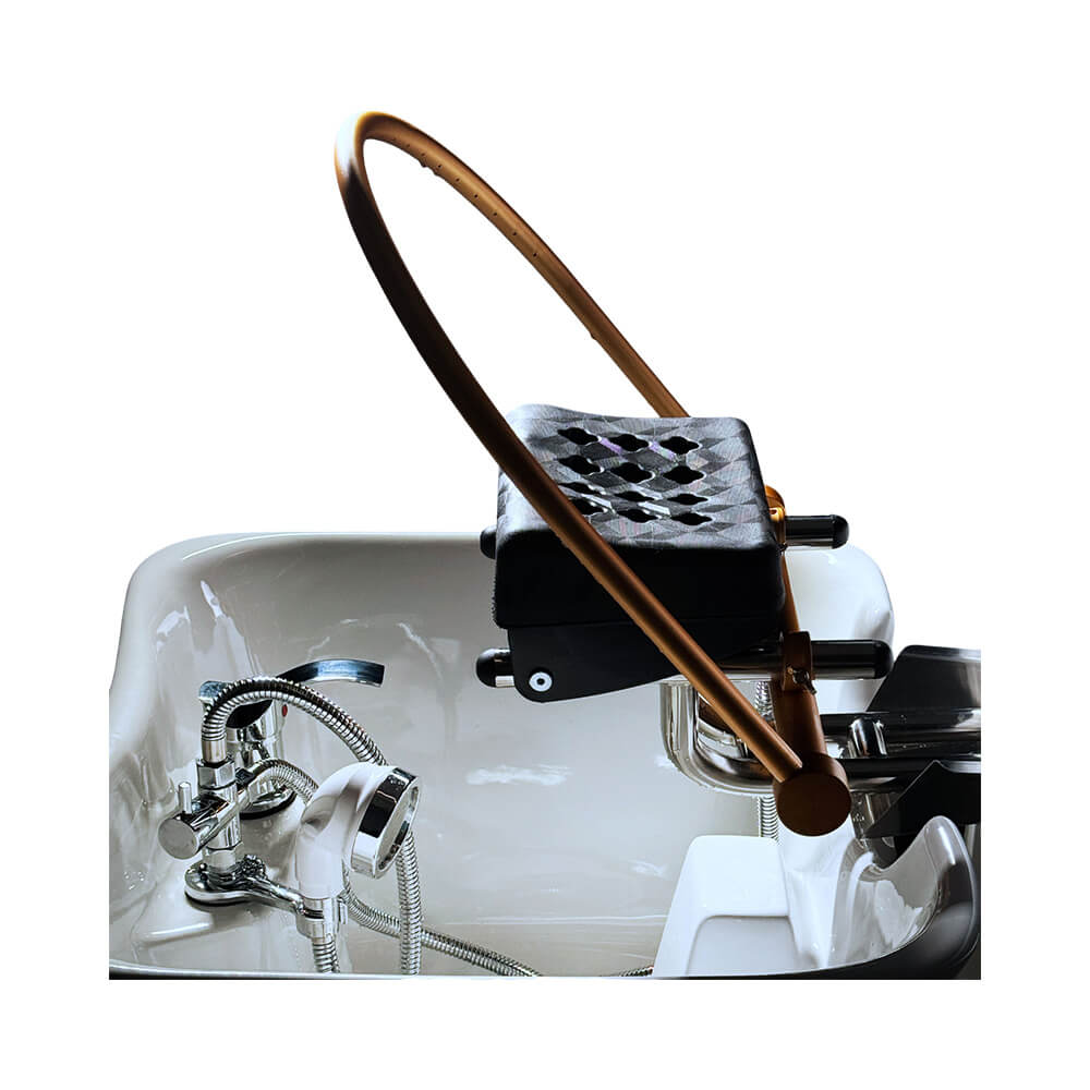 Detalhe do lavatório Kixiki Spa Levitá com torneira cromada e suporte metálico