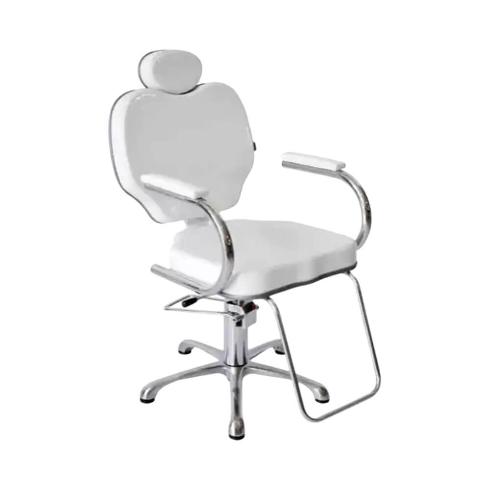 Cadeira Terra Santa Gobbi vista frontal com estofado branco e estrutura prata envelhecido