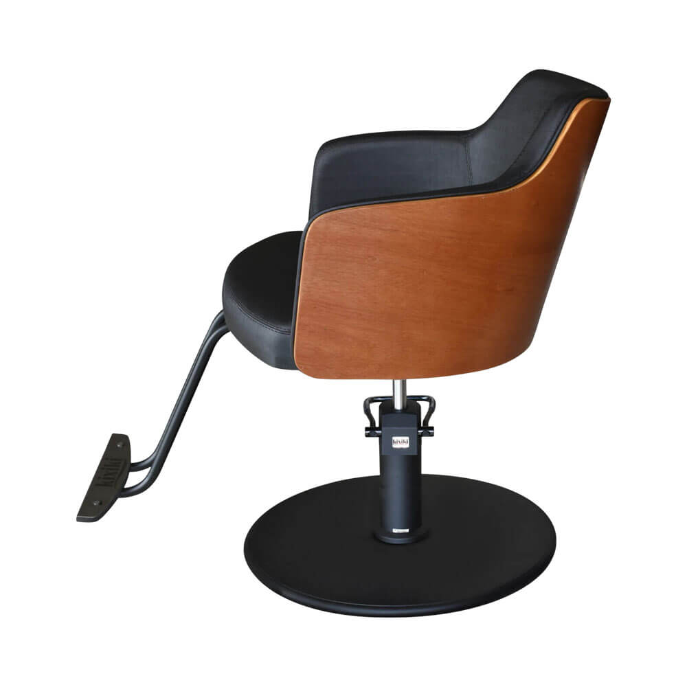 Cadeira Kixiki Nature 3167 vista lateral esquerda, assento e encosto estofados em couro preto, estrutura lateral em madeira clara, base redonda preta com pistão hidráulico.