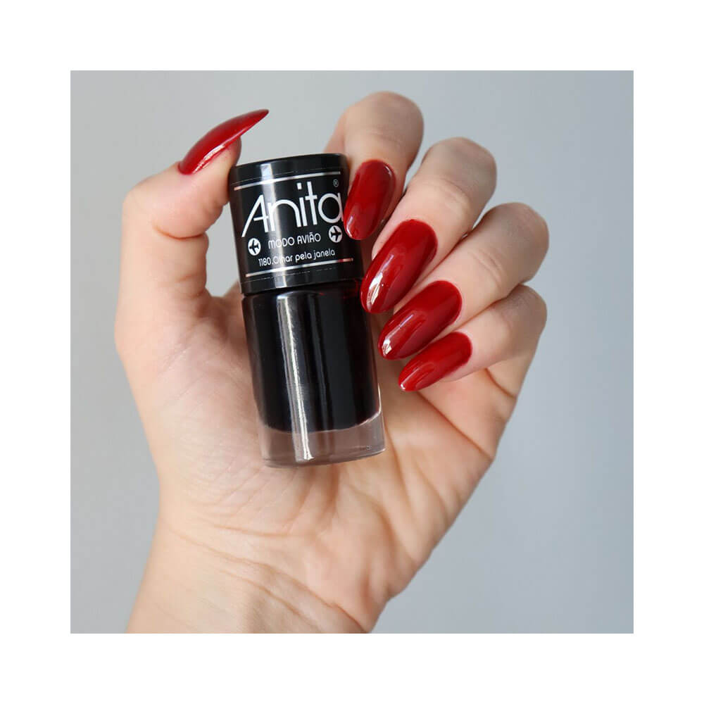 Mão com unhas pintadas com esmalte Anita Modo Avião Olhar na Janela