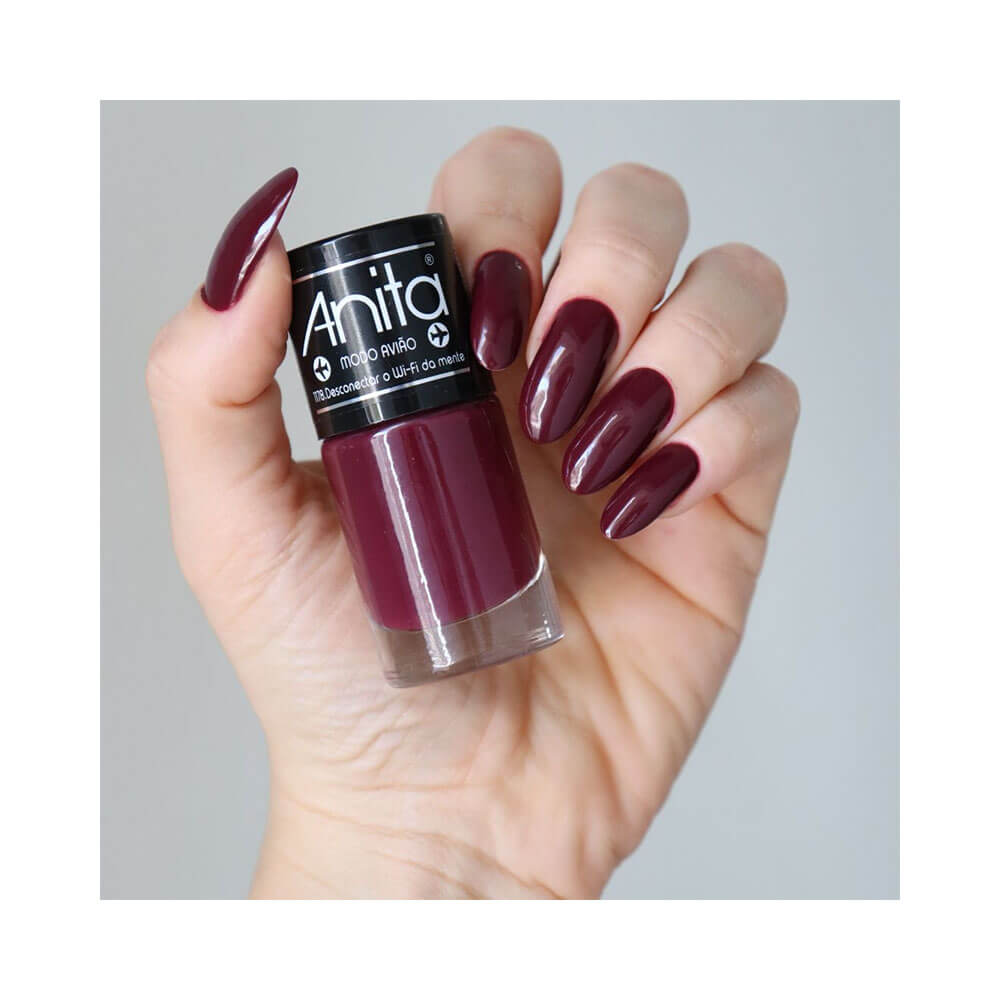 Mão com unhas pintadas com esmalte Anita Modo Avião Desconectar o Wi-Fi da Mente, cor vinho intenso