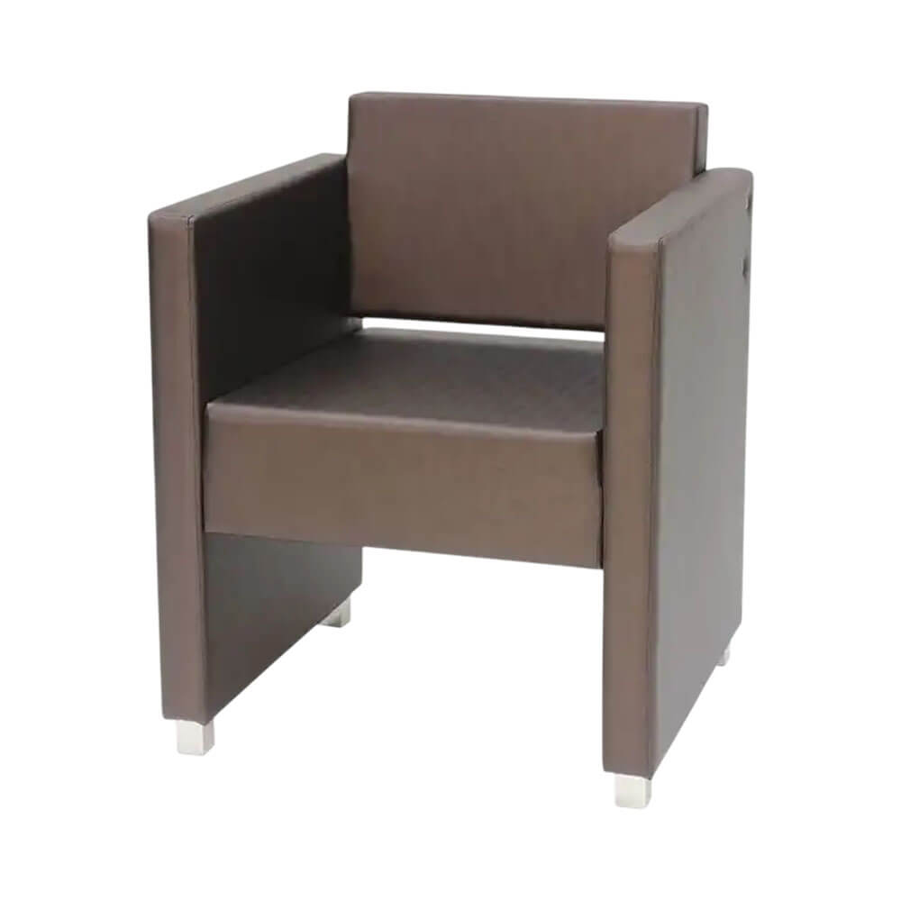 Sofá Kixiki Cuiabá 3164 visto de ângulo frontal lateral, mostrando braços largos e encosto acolchoado