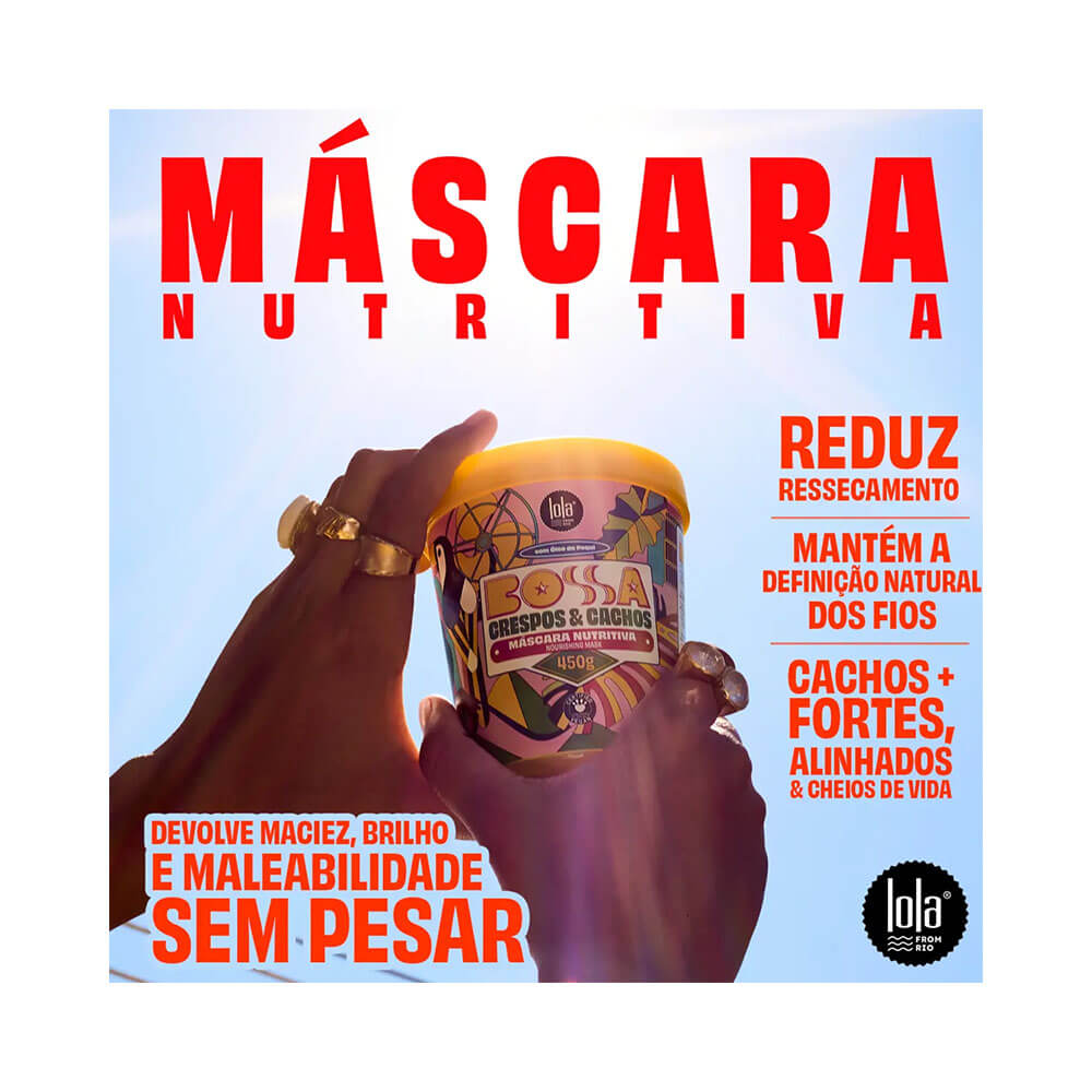 Máscara Capilar Lola Bossa Crespos e Cachos Nutritiva 450g em mãos