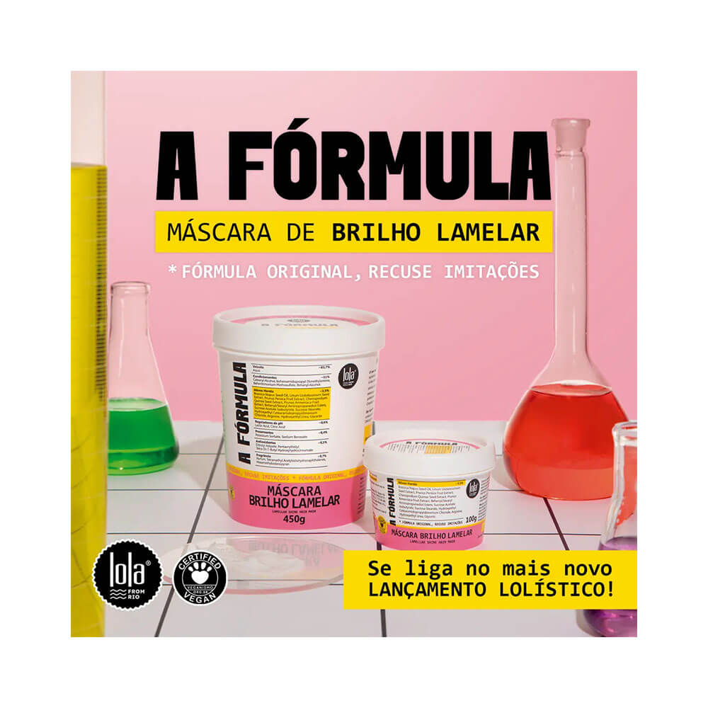 Dois potes da Máscara Capilar Lola A Fórmula Brilho Lamelar e frascos de laboratório com líquidos coloridos