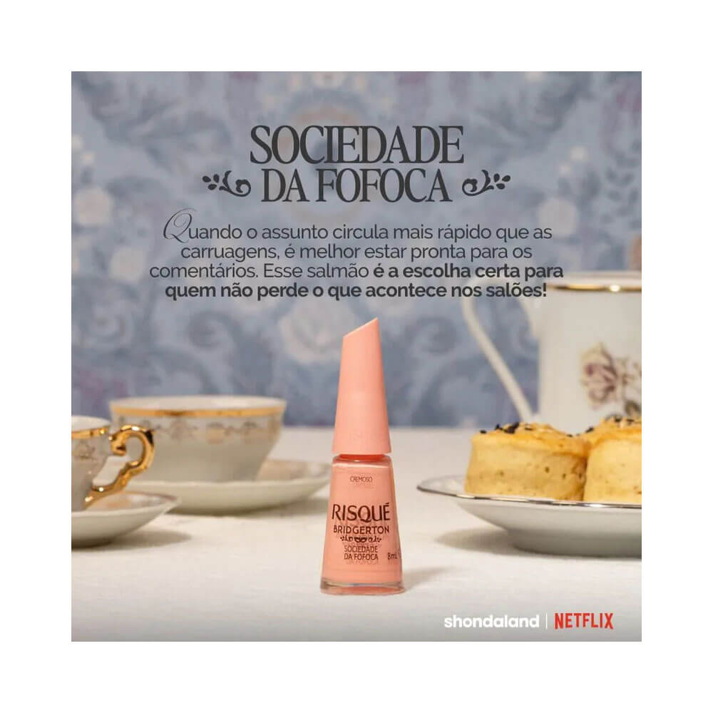 Esmalte Risqué Bridgerton Sociedade da Fofoca com aplicador sendo segurado por uma mão