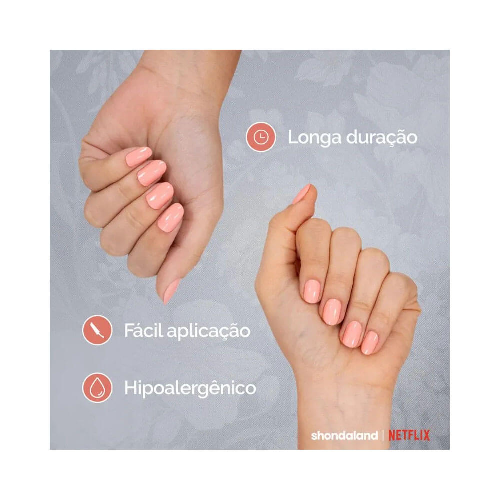 Esmalte Risqué Bridgerton Sociedade da Fofoca aplicado em unhas, mostrando cor e brilho