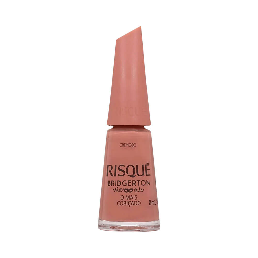 Esmalte Risqué Bridgerton O Mais Cobiçado em fundo branco com garrafa e taça de vinho ao fundo