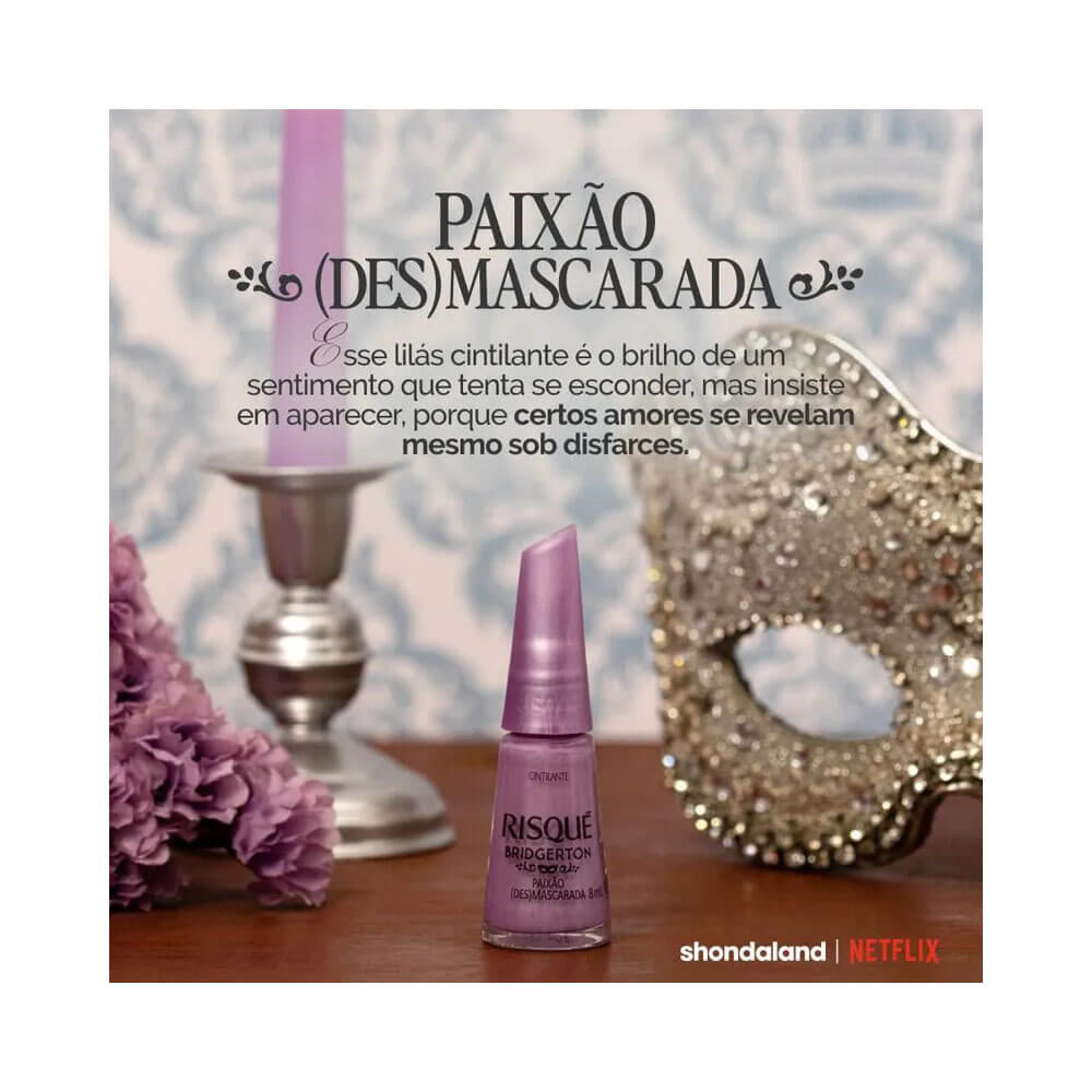 Esmalte Risqué Bridgerton Paixão (Des)Mascarada em fundo azul com máscara de carnaval