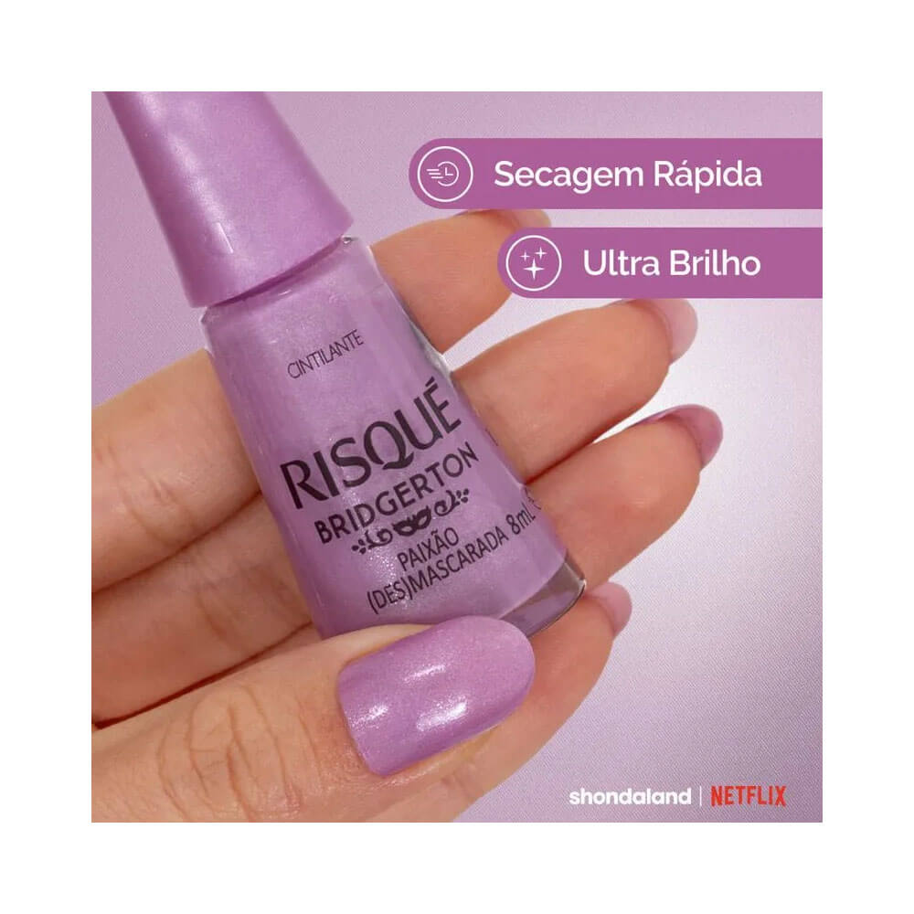 Unhas pintadas com Esmalte Risqué Bridgerton Paixão (Des)Mascarada em fundo rosa