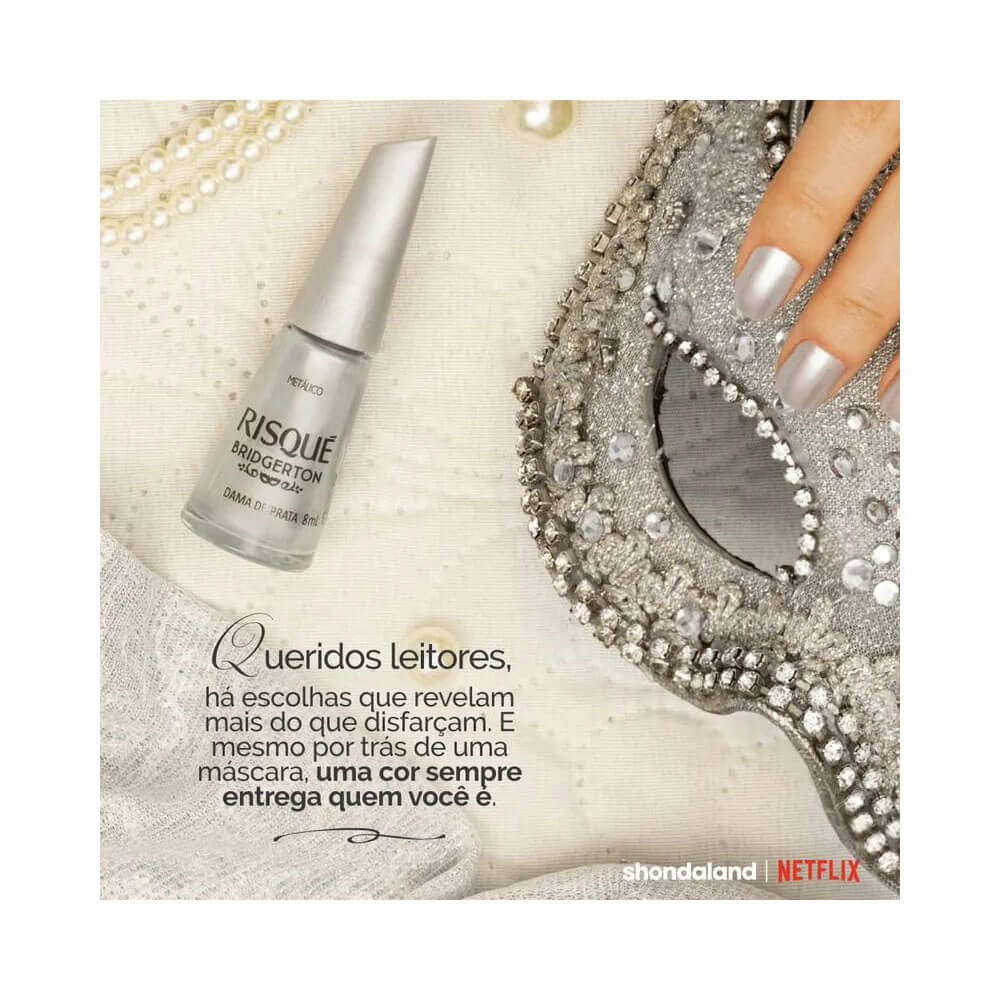 Detalhe do esmalte Risqué Bridgerton Dama de Prata mostrando textura metálica