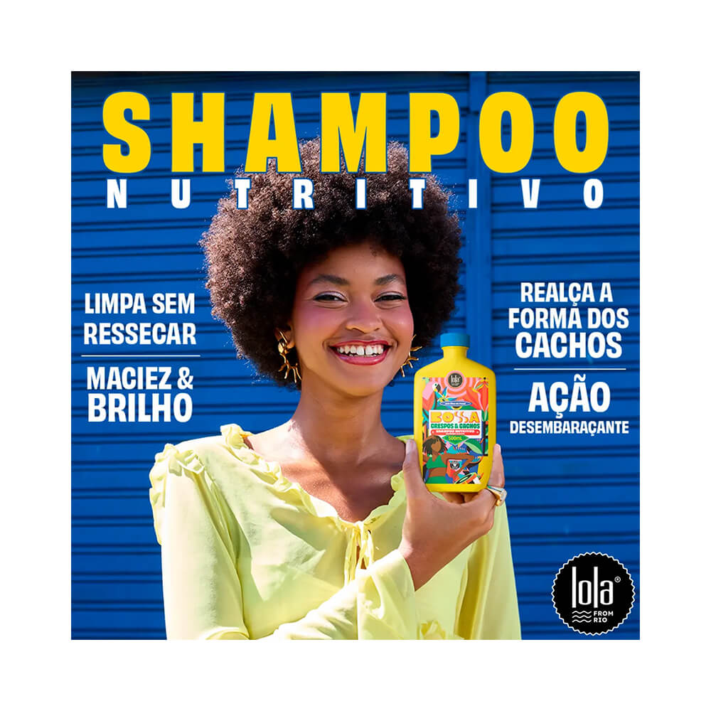 Mulher negra sorridente segurando o Shampoo Lola Bossa Crespos e Cachos 500ml em frasco amarelo