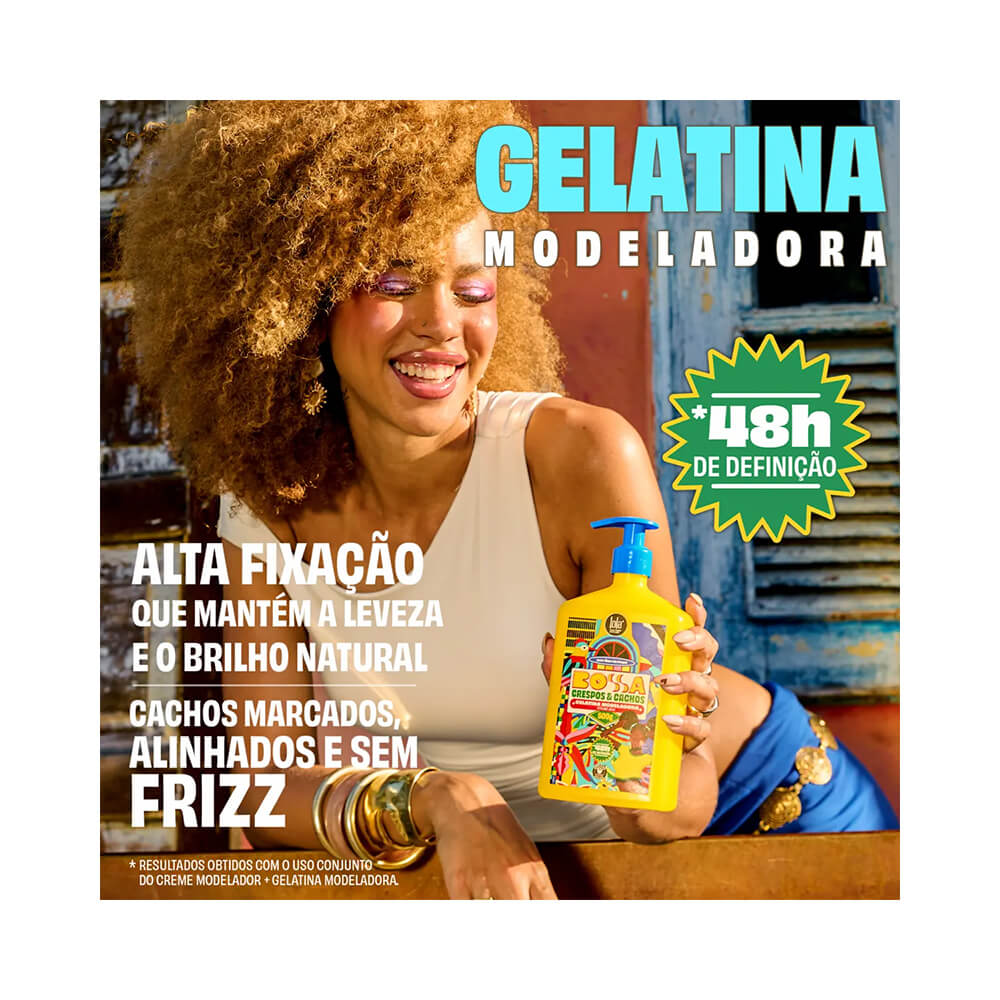 Mulher negra sorridente com cabelo volumoso segurando frasco amarelo da Gelatina Modeladora Lola Bossa Crespos e Cachos 500g