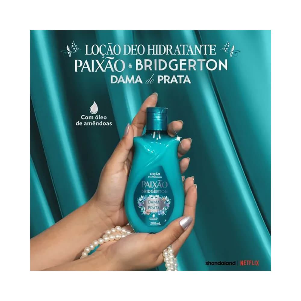 Mãos segurando o Creme Corporal Paixão Bridgerton Dama de Prata 200ml