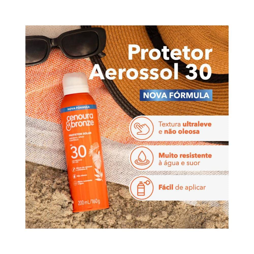 Mulher aplicando protetor solar aerosol Cenoura & Bronze na praia