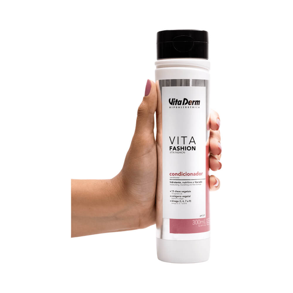 Mão segurando frasco do condicionador Vita Derm Vita Fashion 300ml