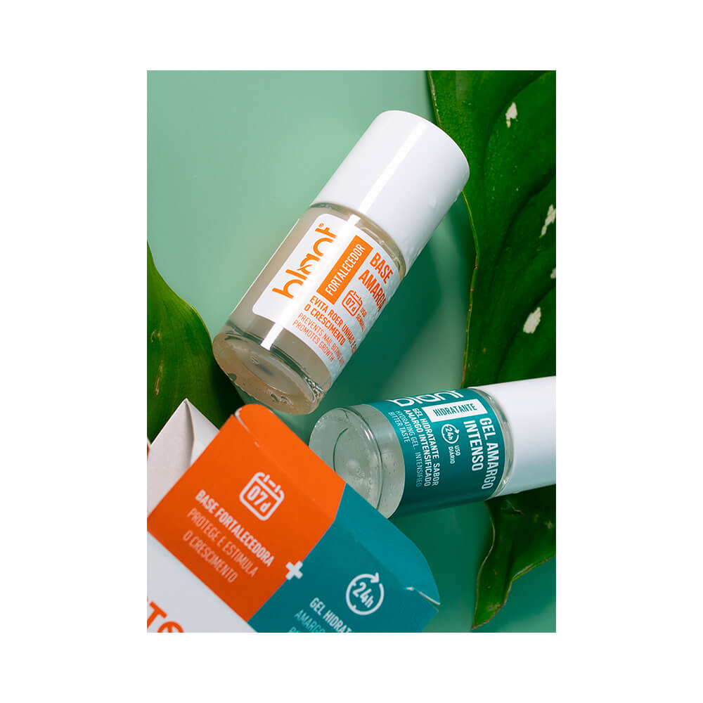 Kit Base + Gel Blant Stop Unhas Roídas com fundo verde natural e frascos do produto
