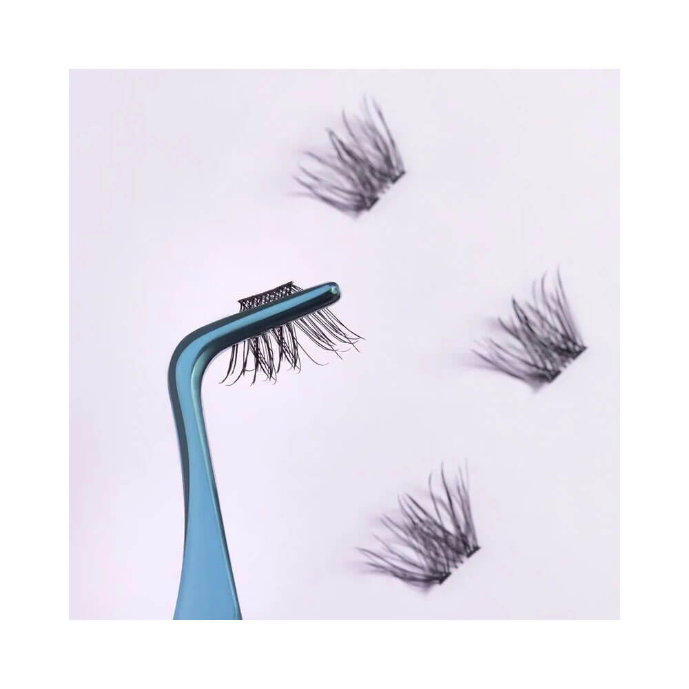 Aplicador de Cílios Kiss New York segurando cílios postiços pretos