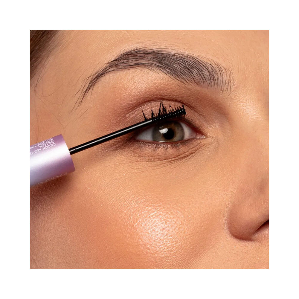 Mulher aplicando primer e selante para cílios Kiss New York Falscara Bond & Seal mostrando cílios alongados