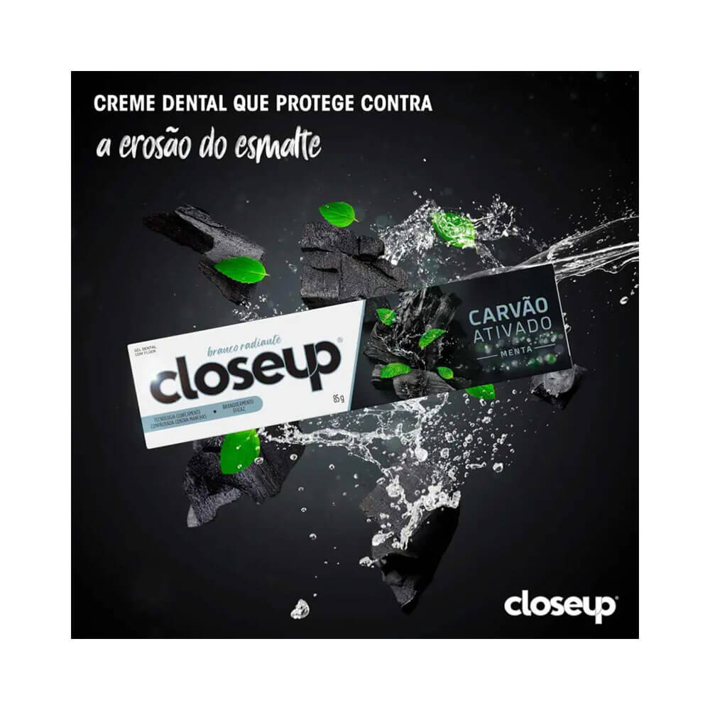 Imagem promocional do Creme Dental Close Up Carvão Ativado Menta 85g com carvão e folhas verdes