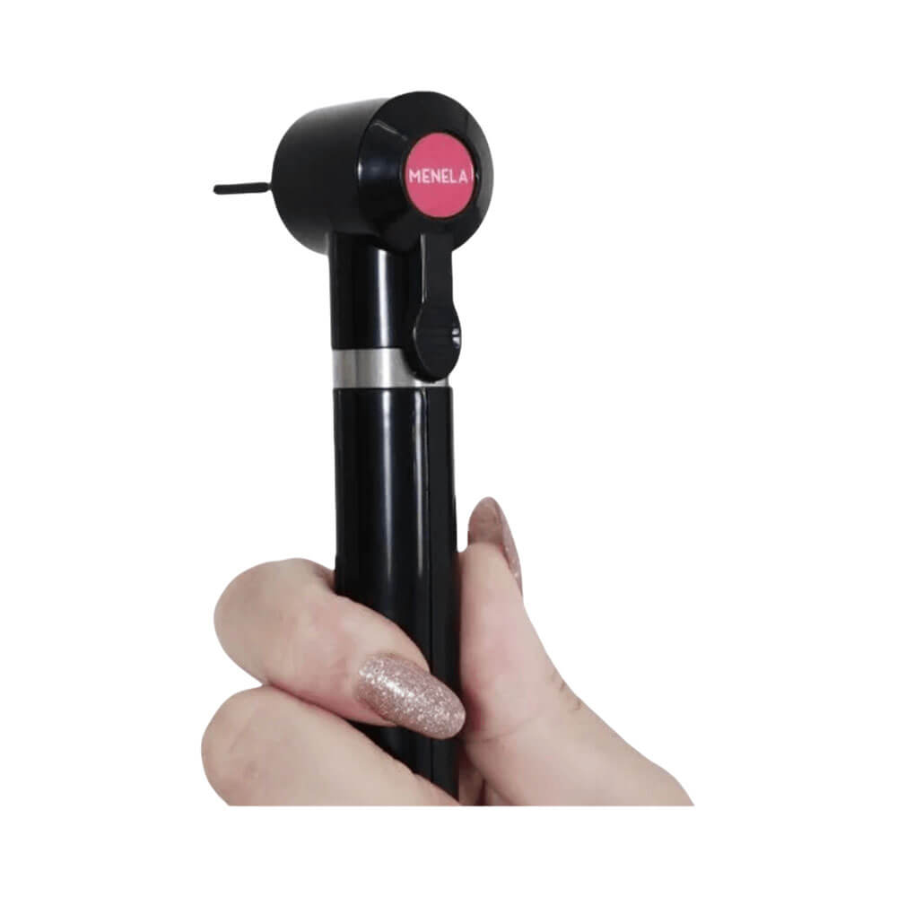 Mixer Misturador de Henna Menela preto sendo segurado por uma mão feminina